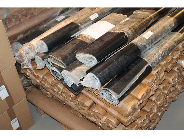 Tien rubber beschermingsmatten t.b.v. laadkabel. afmeting 1 x 1 m. worden voor de hand uitgegeven vanaf pal... - afbeelding 2 van  3