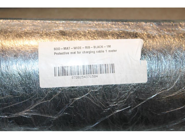 Tien rubber beschermingsmatten t.b.v. laadkabel. afmeting 1 x 1 m. worden voor de hand uitgegeven vanaf pal... - afbeelding 3 van  3