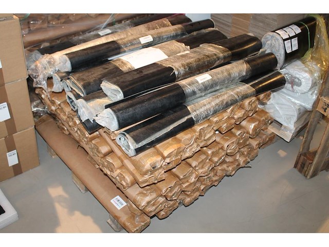 Tien rubber beschermingsmatten t.b.v. laadkabel. afmeting 1 x 1 m. worden voor de hand uitgegeven vanaf pal... - afbeelding 1 van  3