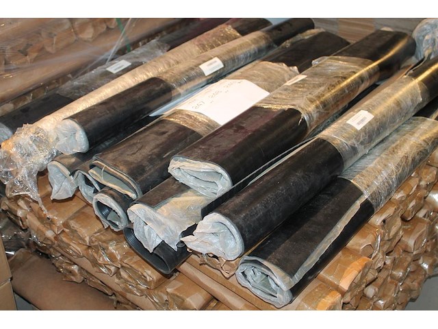 Tien rubber beschermingsmatten t.b.v. laadkabel. afmeting 1 x 1 m. worden voor de hand uitgegeven vanaf pal... - afbeelding 2 van  3