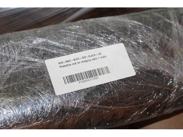 Tien rubber beschermingsmatten t.b.v. laadkabel. afmeting 1 x 1 m. worden voor de hand uitgegeven vanaf pal... - afbeelding 3 van  3