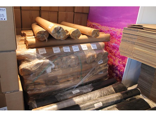 Tien rubber beschermingsmatten t.b.v. laadkabel. afmeting 1 x 2 m. worden voor de hand uitgegeven vanaf pal... - afbeelding 1 van  2