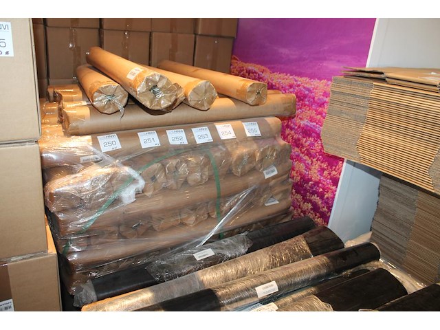 Tien rubber beschermingsmatten t.b.v. laadkabel. afmeting 1 x 2 m. worden voor de hand uitgegeven vanaf pal... - afbeelding 1 van  2