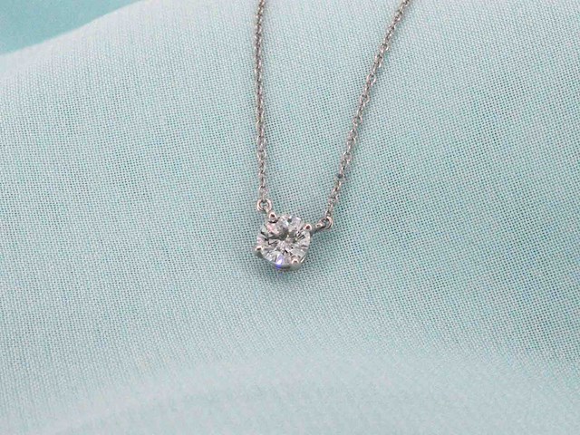Tiffany & co - platina solitaire halscollier met een natuurlijke diamant - afbeelding 8 van  8