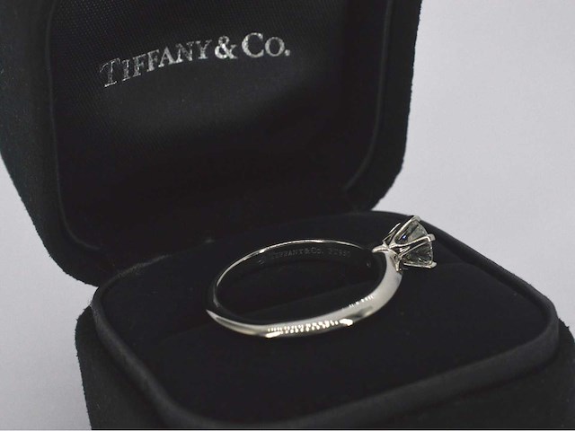 Tiffany & co - platina "the tiffany setting" ring met een briljant geslepen tiffany & co diamant - afbeelding 4 van  4
