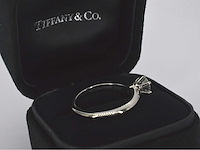 Tiffany & co - platina "the tiffany setting" ring met een briljant geslepen tiffany & co diamant - afbeelding 4 van  4