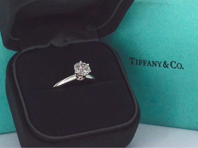 Tiffany & co - platina "the tiffany setting" ring met een briljant geslepen tiffany & co diamant - afbeelding 1 van  4