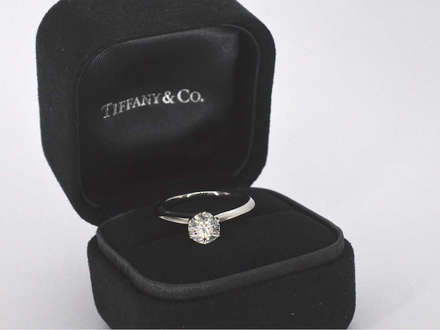 Tiffany & co - platina "the tiffany setting" ring met een briljant geslepen tiffany & co diamant - afbeelding 2 van  4