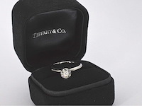 Tiffany & co - platina "the tiffany setting" ring met een briljant geslepen tiffany & co diamant - afbeelding 2 van  4