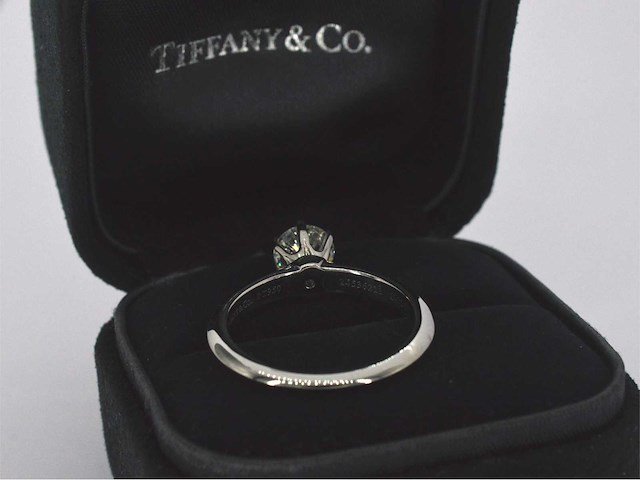 Tiffany & co - platina "the tiffany setting" ring met een briljant geslepen tiffany & co diamant - afbeelding 3 van  4