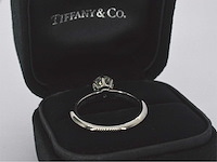 Tiffany & co - platina "the tiffany setting" ring met een briljant geslepen tiffany & co diamant - afbeelding 3 van  4