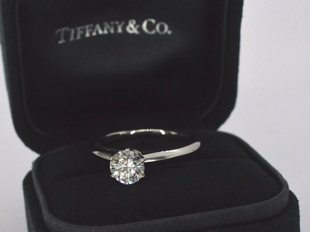 Tiffany & co - platina "the tiffany setting" ring met een briljant geslepen tiffany & co diamant - afbeelding 1 van  11