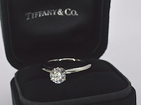 Tiffany & co - platina "the tiffany setting" ring met een briljant geslepen tiffany & co diamant