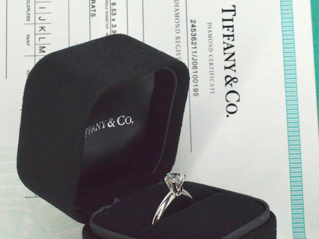 Tiffany & co - platina "the tiffany setting" ring met een briljant geslepen tiffany & co diamant - afbeelding 5 van  11