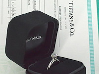 Tiffany & co - platina "the tiffany setting" ring met een briljant geslepen tiffany & co diamant - afbeelding 5 van  11
