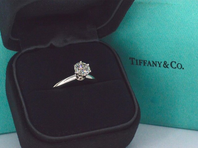 Tiffany & co - platina "the tiffany setting" ring met een briljant geslepen tiffany & co diamant - afbeelding 6 van  11