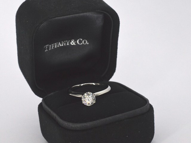 Tiffany & co - platina "the tiffany setting" ring met een briljant geslepen tiffany & co diamant - afbeelding 7 van  11