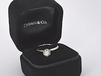 Tiffany & co - platina "the tiffany setting" ring met een briljant geslepen tiffany & co diamant - afbeelding 7 van  11