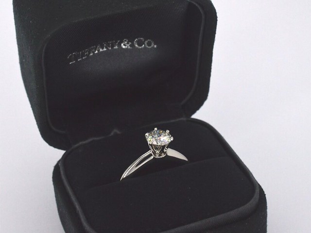 Tiffany & co - platina "the tiffany setting" ring met een briljant geslepen tiffany & co diamant - afbeelding 8 van  11