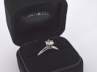 Tiffany & co - platina "the tiffany setting" ring met een briljant geslepen tiffany & co diamant - afbeelding 8 van  11