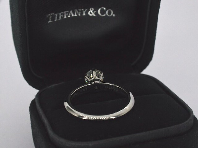 Tiffany & co - platina "the tiffany setting" ring met een briljant geslepen tiffany & co diamant - afbeelding 9 van  11