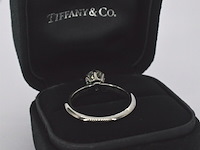 Tiffany & co - platina "the tiffany setting" ring met een briljant geslepen tiffany & co diamant - afbeelding 9 van  11