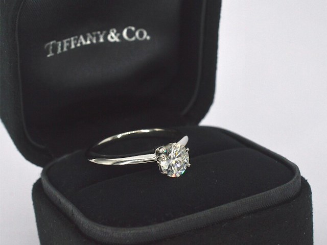 Tiffany & co - platina "the tiffany setting" ring met een briljant geslepen tiffany & co diamant - afbeelding 10 van  11