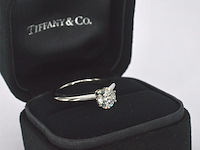 Tiffany & co - platina "the tiffany setting" ring met een briljant geslepen tiffany & co diamant - afbeelding 10 van  11