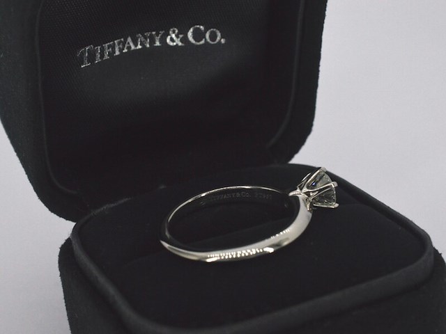 Tiffany & co - platina "the tiffany setting" ring met een briljant geslepen tiffany & co diamant - afbeelding 11 van  11