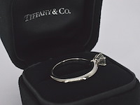 Tiffany & co - platina "the tiffany setting" ring met een briljant geslepen tiffany & co diamant - afbeelding 11 van  11