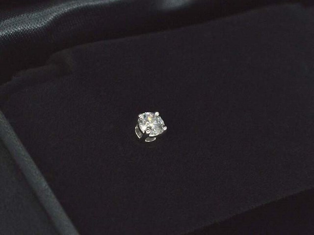 Tiffany & co - tiffany solitair oorknop met diamant - afbeelding 7 van  13
