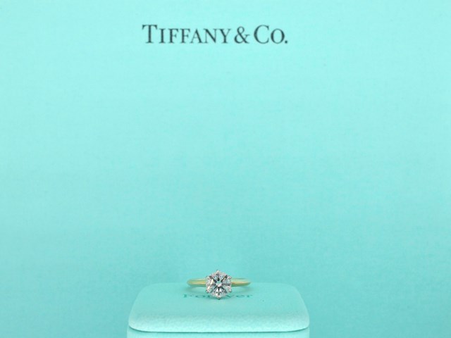 Tiffany & co geelgouden solitair ring met natuurlijke diamant - afbeelding 2 van  15