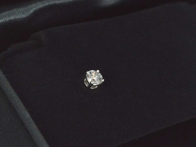 Tiffany & co solitair oorknop met diamant - afbeelding 7 van  11