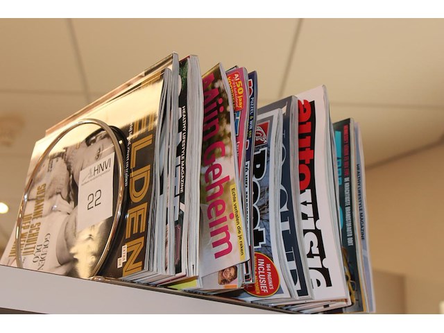 Tijdschriften houder / spiraal met diverse tijdschriften. - afbeelding 1 van  1