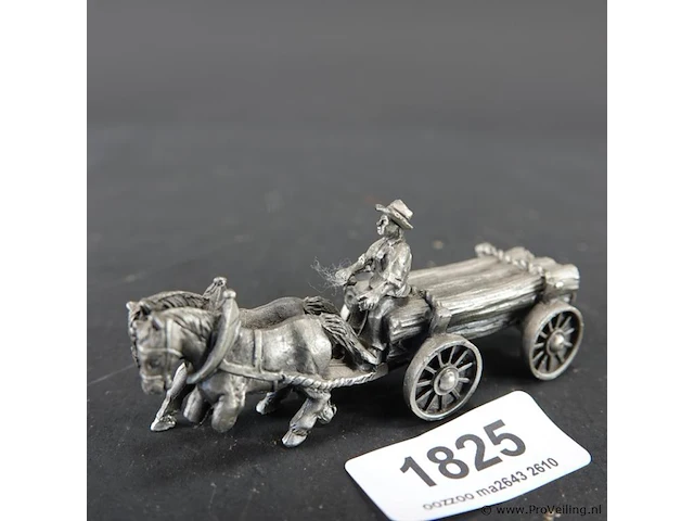 Tinnen beeld van een paard en wagen met een koetsier en een lading hout - afbeelding 1 van  5