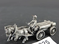 Tinnen beeld van een paard en wagen met een koetsier en een lading hout