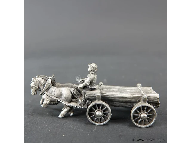 Tinnen beeld van een paard en wagen met een koetsier en een lading hout - afbeelding 2 van  5