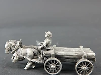 Tinnen beeld van een paard en wagen met een koetsier en een lading hout - afbeelding 2 van  5