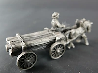 Tinnen beeld van een paard en wagen met een koetsier en een lading hout - afbeelding 4 van  5
