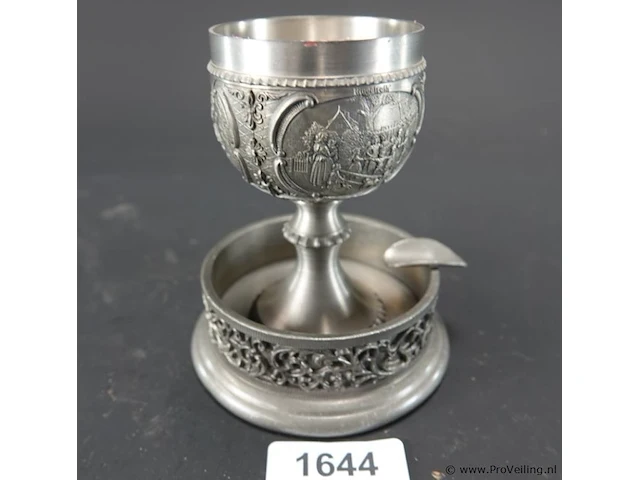 Tinnen kelkglas op tinnen schaal - afbeelding 1 van  5