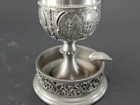 Tinnen kelkglas op tinnen schaal