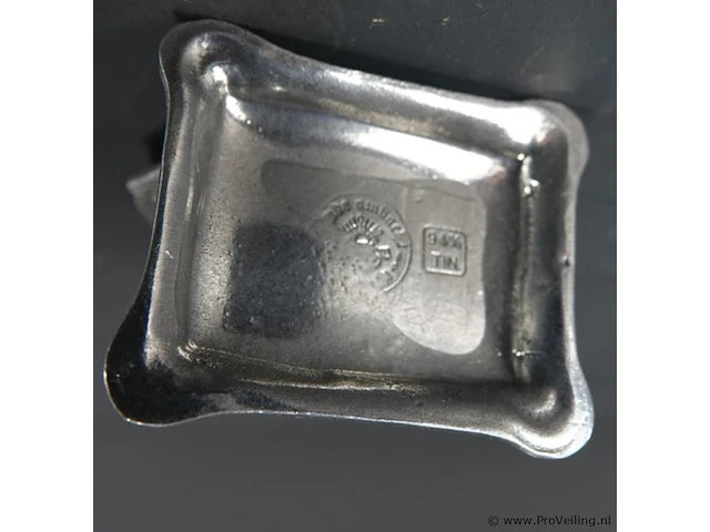 Tinnen zakhorlogestandhouder (ook wel porte-montre genoemd) in de vorm van een lier, met een hangend aapje - afbeelding 5 van  5