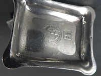 Tinnen zakhorlogestandhouder (ook wel porte-montre genoemd) in de vorm van een lier, met een hangend aapje - afbeelding 5 van  5