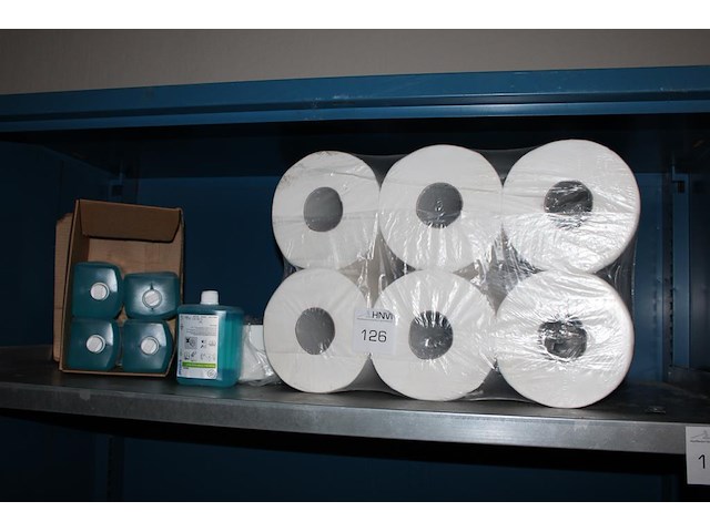 Tissuerollen en handzeep flacons op schap. - afbeelding 1 van  2