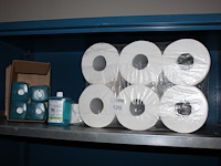 Tissuerollen en handzeep flacons op schap. - afbeelding 1 van  2