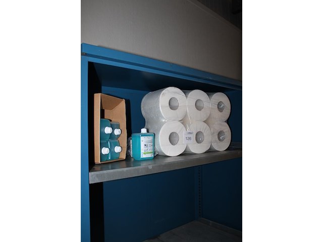 Tissuerollen en handzeep flacons op schap. - afbeelding 2 van  2