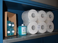 Tissuerollen en handzeep flacons op schap. - afbeelding 2 van  2