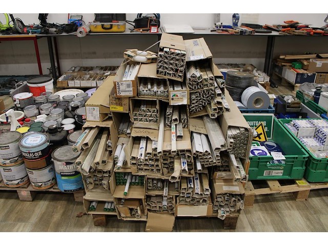 Tl-buizen in grote diversiteit op pallet. - afbeelding 1 van  3
