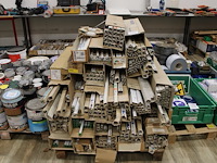 Tl-buizen in grote diversiteit op pallet. - afbeelding 1 van  3