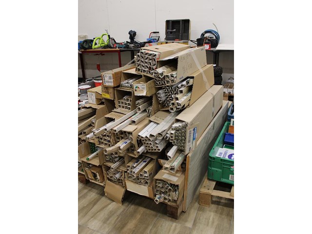 Tl-buizen in grote diversiteit op pallet. - afbeelding 2 van  3
